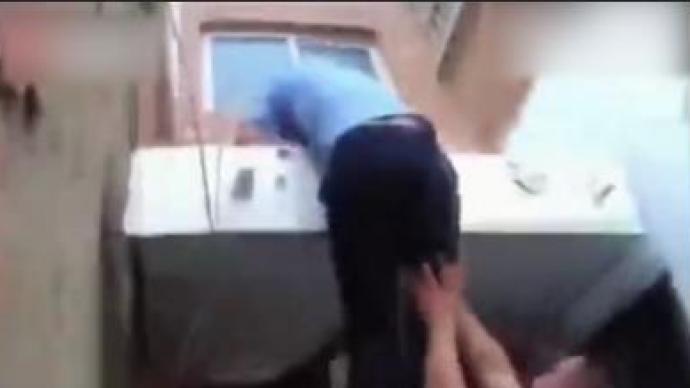 2歲幼兒被反鎖二樓家中煤氣灶還開著,輔警爬樓破窗救出