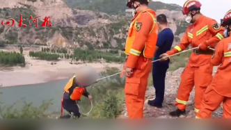 男子钓鱼被困半山腰，被救后要给消防员掏钱付费