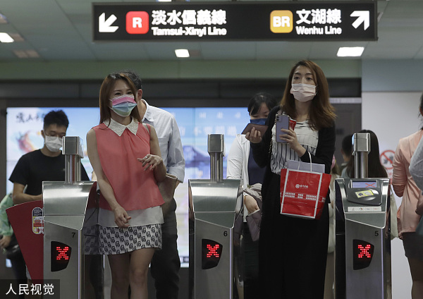 台湾民众戴口罩出行  人民视觉 资料图