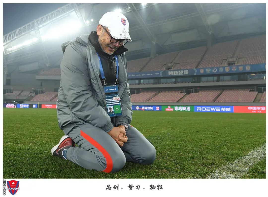 完成保级后，重庆队主帅张外龙跪地痛哭。图片来源：重庆两江竞技足球俱乐部。