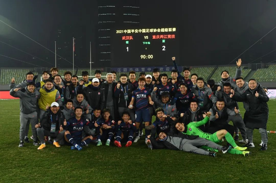 在全年欠薪的情况下，重庆两江竞技在2021赛季顽强保级。  本文图均为 中新体坛微信公号 图