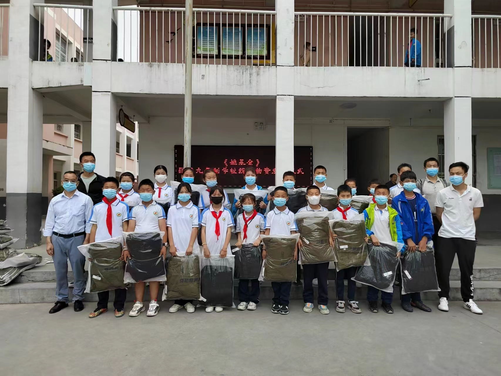 LGD俱乐部购买100件棉服捐赠给张滩九年制学校的贫困学生。