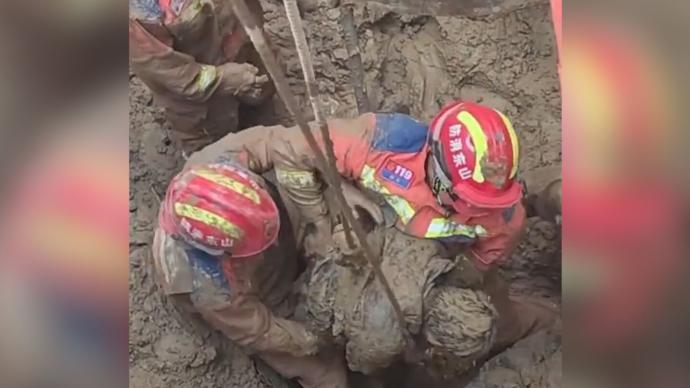工人被困搅拌罐淤泥中，消防员徒手挖泥3小时生死救援
