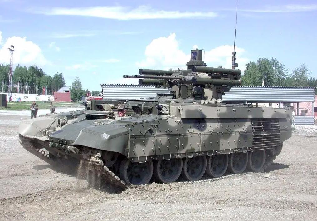 早期研制的BMPT坦克支援战车采用T-72坦克的底盘。