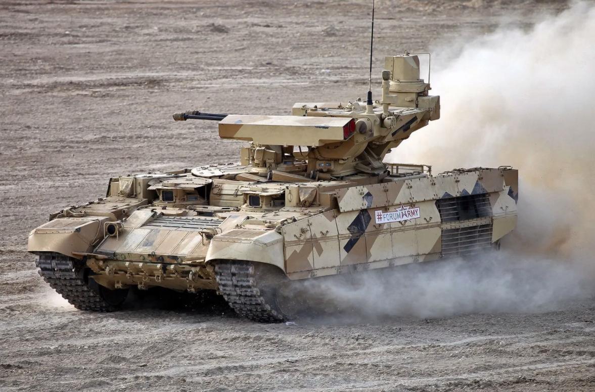 BMPT“终结者”-2坦克支援战车配备了机关炮、榴弹发射器和反坦克导弹等多种武器。