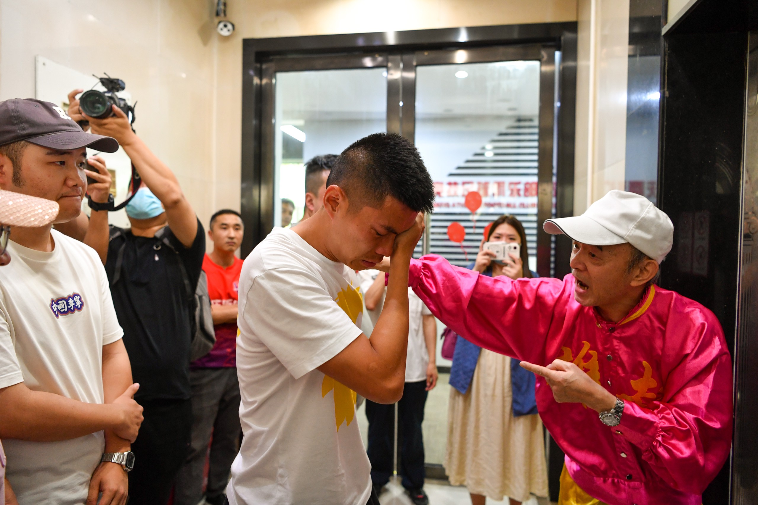 重庆球员黄希扬泪洒当场，他正在搬离俱乐部。