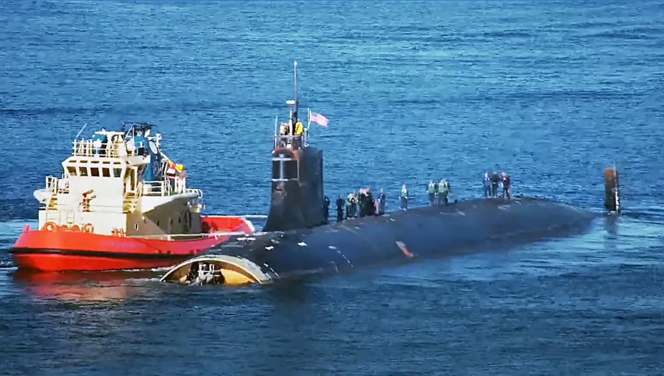 受损的“康涅狄格”号核潜艇，艇艏声呐罩已经不见。