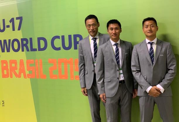 卡塔尔世界杯中国裁判组合影，从左至右依次为施翔、马宁和曹奕。 受访者供图。