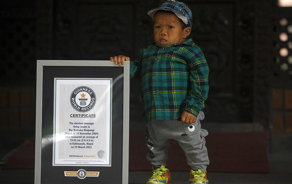 当地时间2022年5月24日，尼泊尔加德满都，17岁的Dor Bahadur Khapangi以73.43厘米的身高成为了“在世最矮的青少年(男性)”，获得吉尼斯纪录证书。