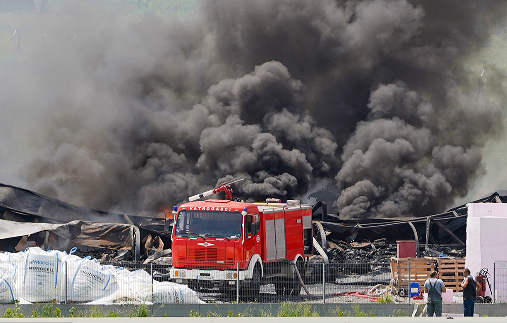 当地时间2022年5月24日，波黑西部城市比哈奇的一个工厂发生火灾，浓烟弥漫至几公里外。接到报警后，5辆消防车和20名消防员赶往现场进行扑救。