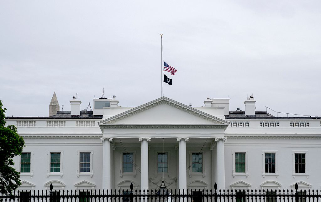 当地时间2022年5月24日，美国华盛顿，白宫降半旗向得克萨斯州尤瓦尔迪市罗伯小学枪击案的遇难者表示哀悼。