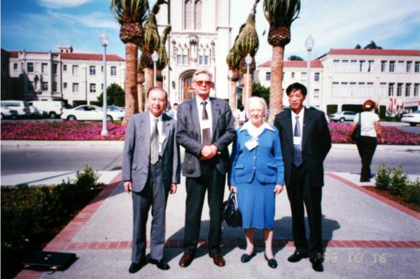 照片摄于1999年10月16日，作者与章先生参加旧金山大学举办的国际会议，左起为章开沅、许理和（Erik Zürcher）、鲁珍晞、刘家峰