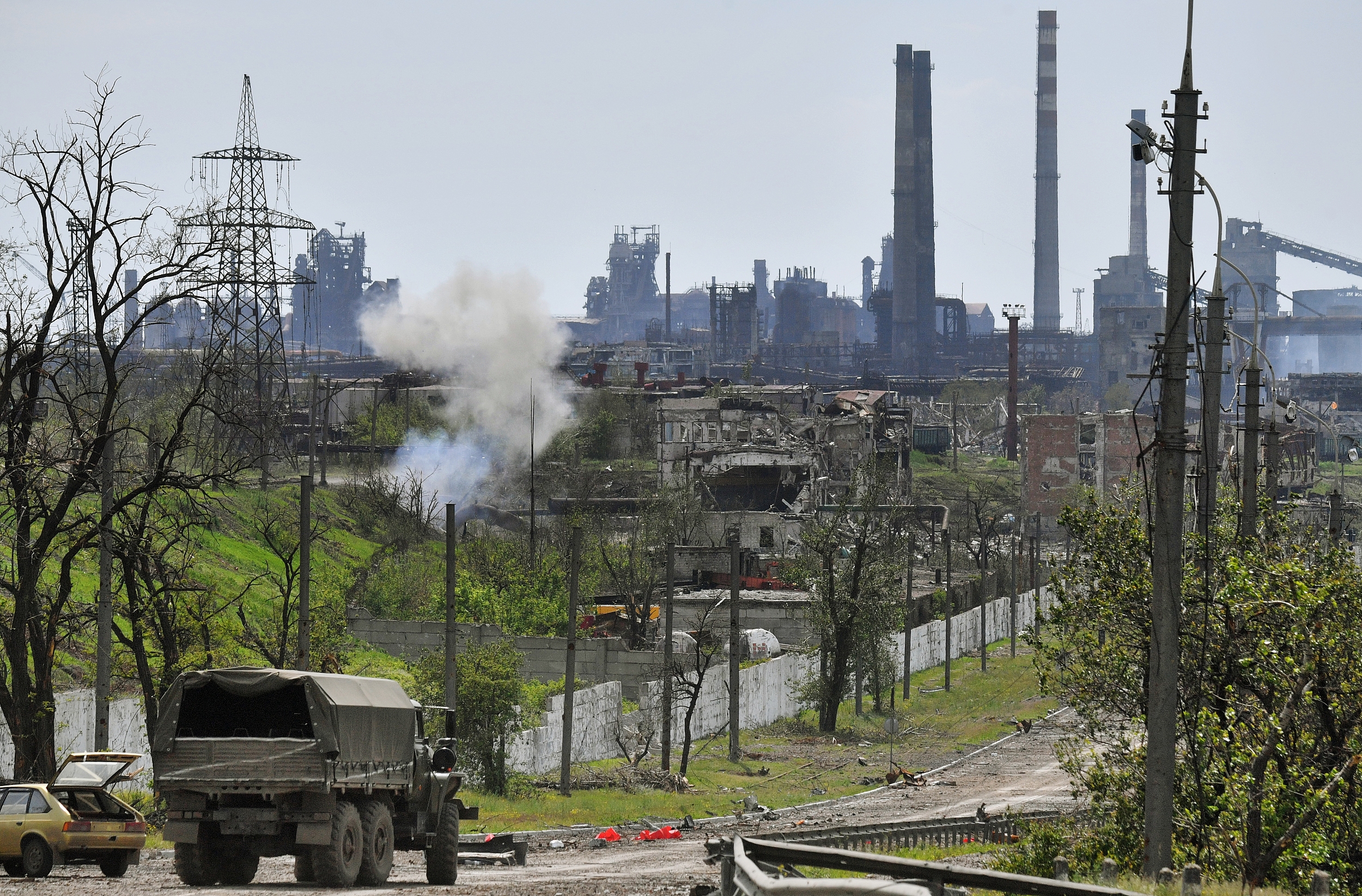 当地时间2022年5月21日，顿涅茨克地区马里乌波尔，亚速钢铁厂内，俄军士兵在厂区进行排雷工作。