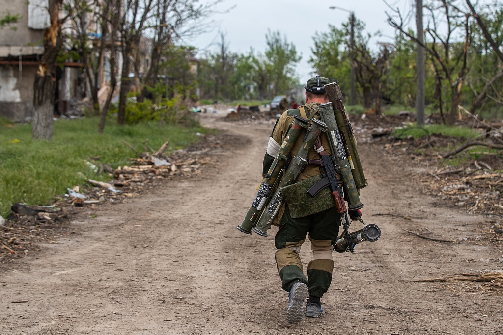 当地时间2022年5月22日，顿涅茨克地区马里乌波尔，在亚速钢铁厂厂区，俄军士兵清理遗留的武器。