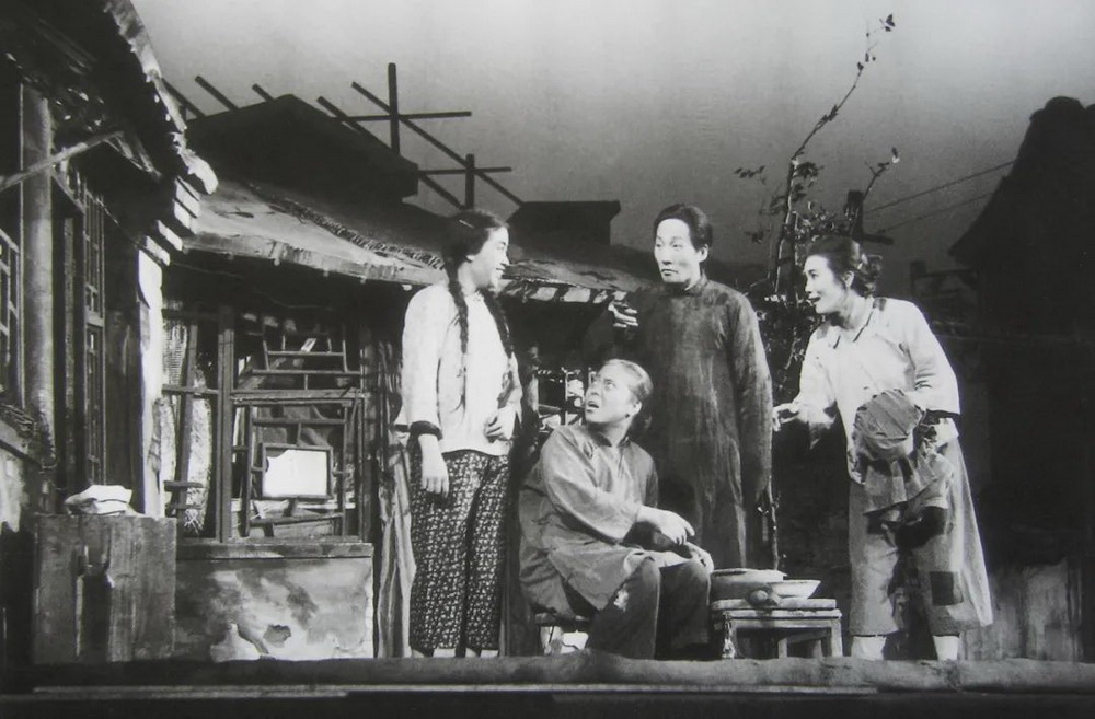 《龙须沟》老版剧照，于是之（右二）饰演程疯子 北京人艺戏剧博物馆供图