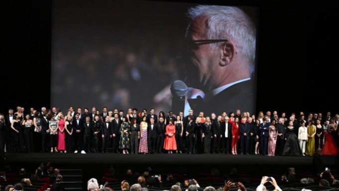 电影人在戛纳75周年纪念活动上留下全家福