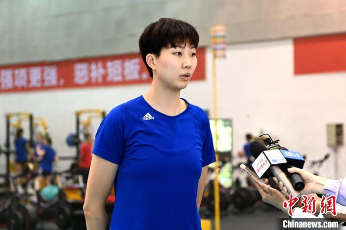中国女排队长袁心玥接受媒体采访。