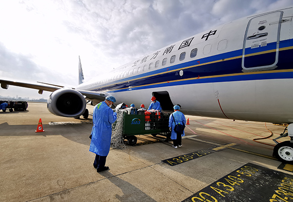 5月25日上午，南航9架包机从上海虹桥机场运送河南省援沪医疗队返回郑州。本文图均为 南航供图