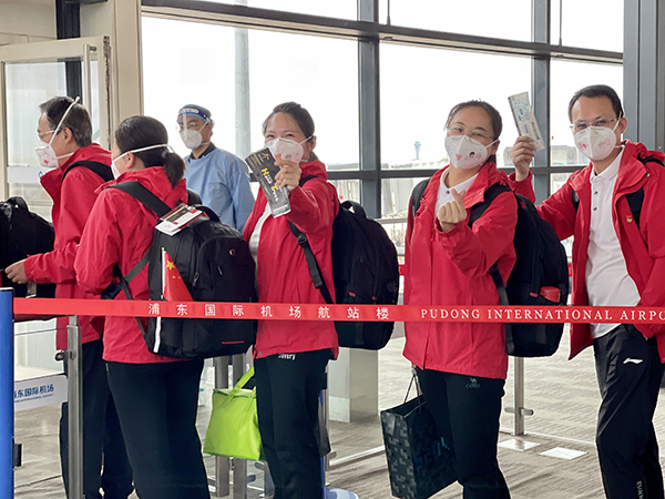 南航旗下重航派出9架包机从上海浦东机场运送重庆医疗队回家