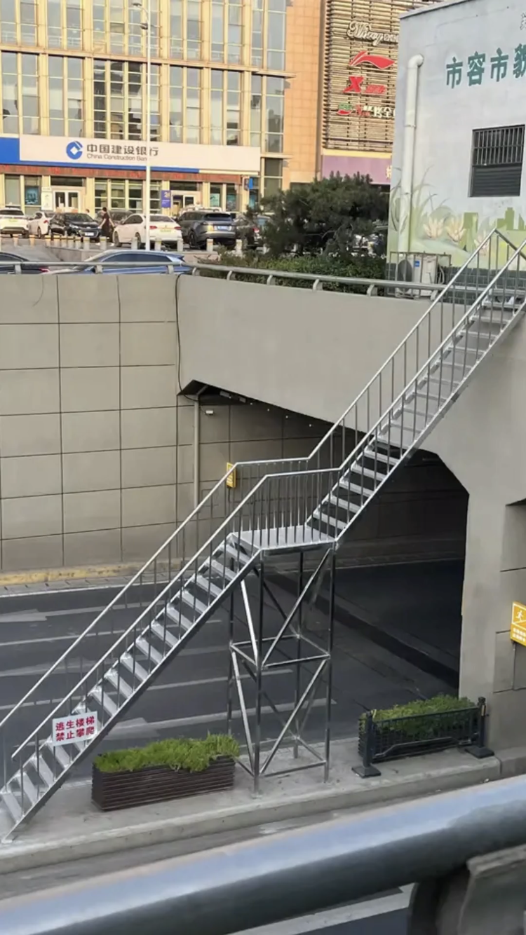 京广路隧道加装的逃生楼梯 