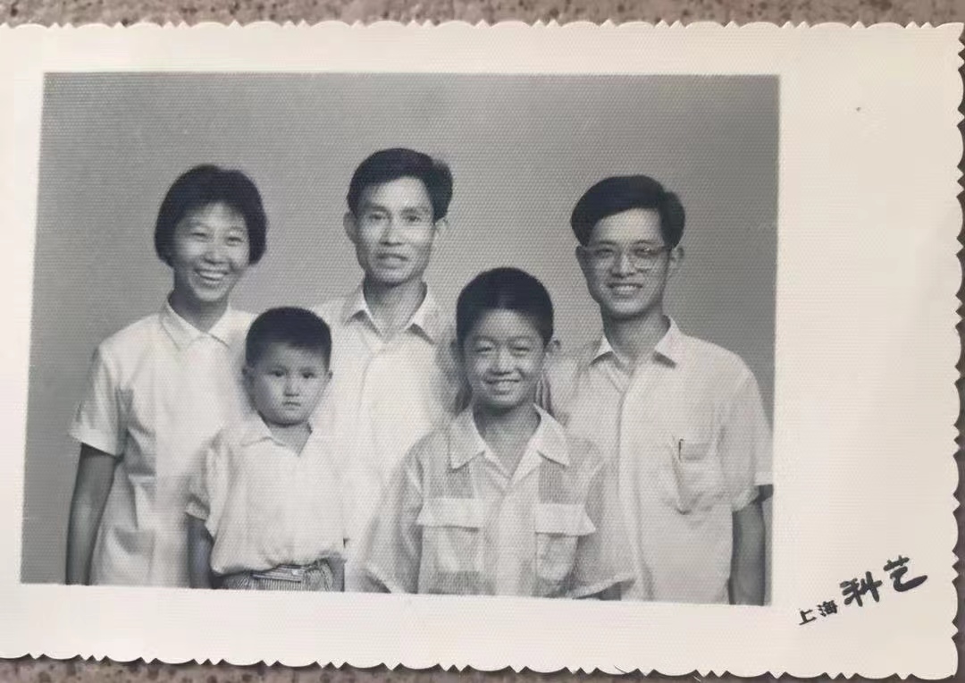 1973年的郑计和卢小波一家人合影，郑计为右一戴眼镜男子。本文图片均为 受访者 提供