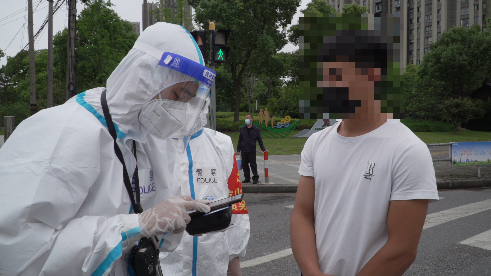 5月25日,上海金山区,警方对变道时不按规定使用转向灯的司机进行处罚。金山公安 供图