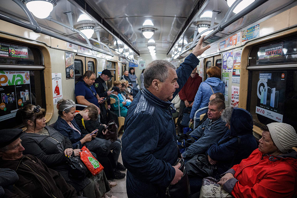 当地时间2022年5月24日，乌克兰哈尔科夫，哈尔科夫地铁时隔3个月后恢复运行，市民乘坐地铁出行。