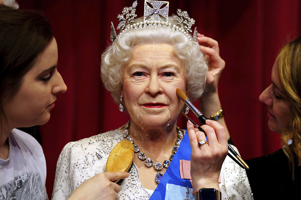 当地时间2022年5月25日，英国伦敦，杜莎夫人蜡像馆工作人员为女王伊丽莎白二世蜡像做最后的润色，迎接英国女王伊丽莎白二世登基70周年庆典，也称“白金禧年”。