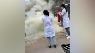 武汉一私家车街边燃烧，附近商户：两位护士变消防员帮助灭火