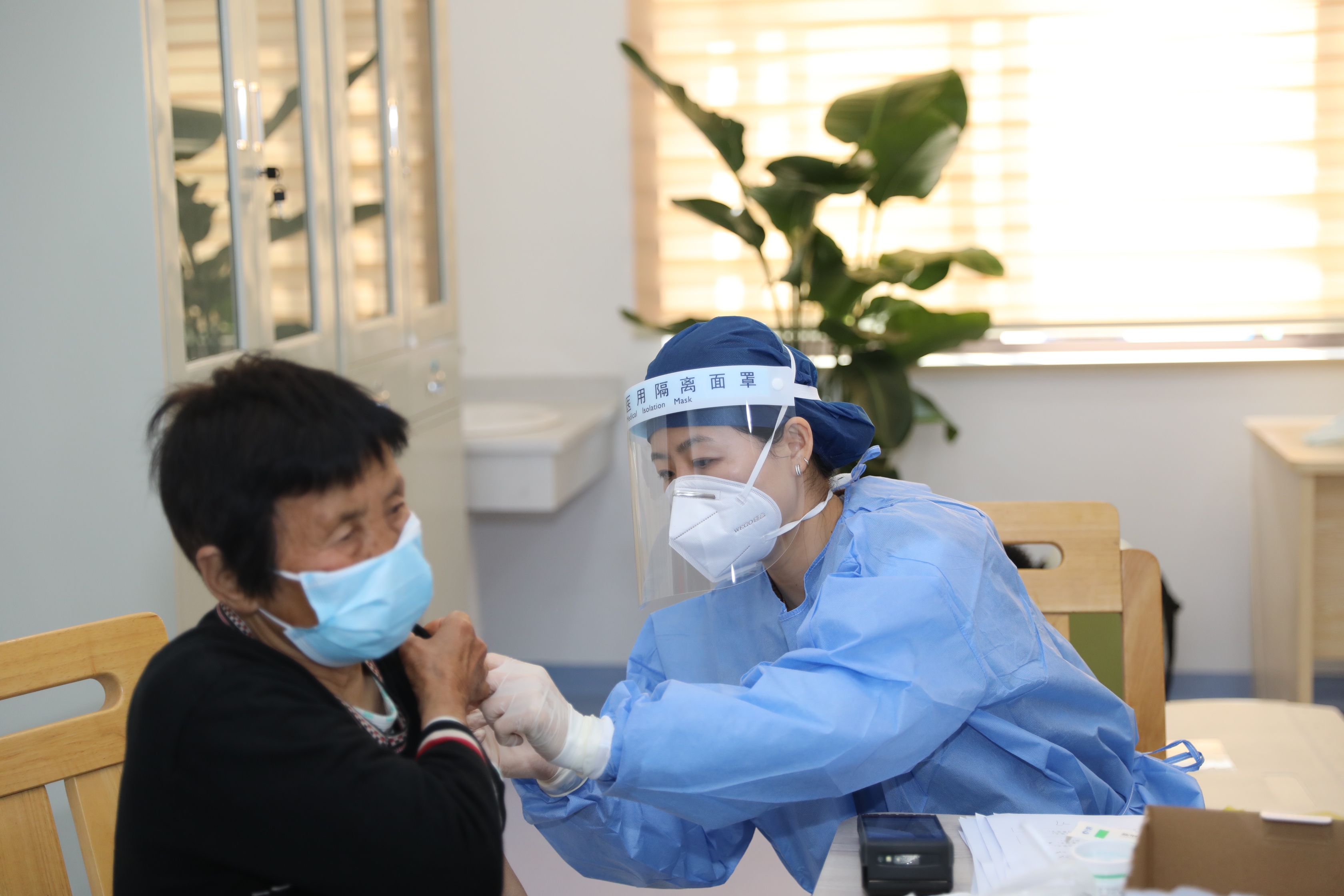 上海金山区张堰镇百家村疫苗接种上门服务. 本文图均为上海金山区供图