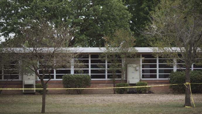 美国得州枪案嫌犯反锁教室枪击师生，曾购入近四百发子弹