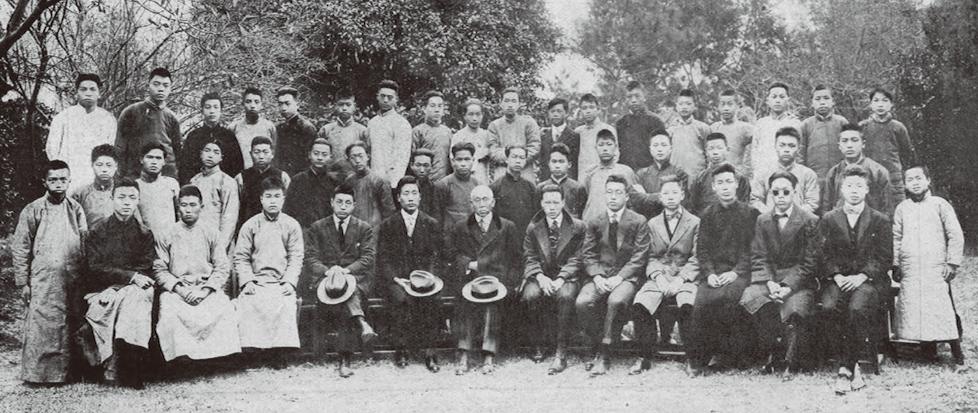 复旦青年会的全盛时期，前排中央是李登辉校长。图片来源：《复旦年刊（1922）》