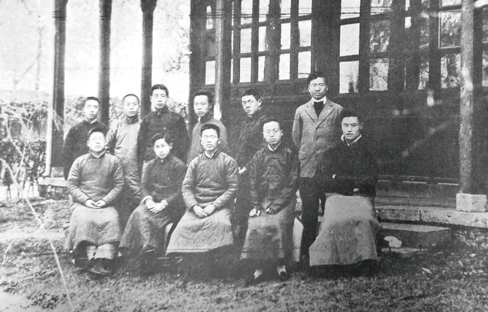 1920年级复旦学生，后排右一是何葆仁，前排右二是朱承洵。图片来源：《复旦年刊（1919）》