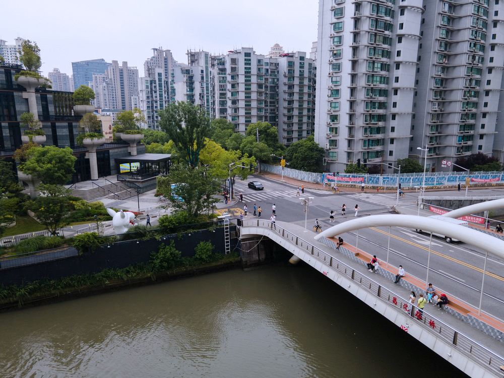 5月23日，市民在商场附近的昌化路桥休憩。澎湃新闻记者 乐浴峰 图