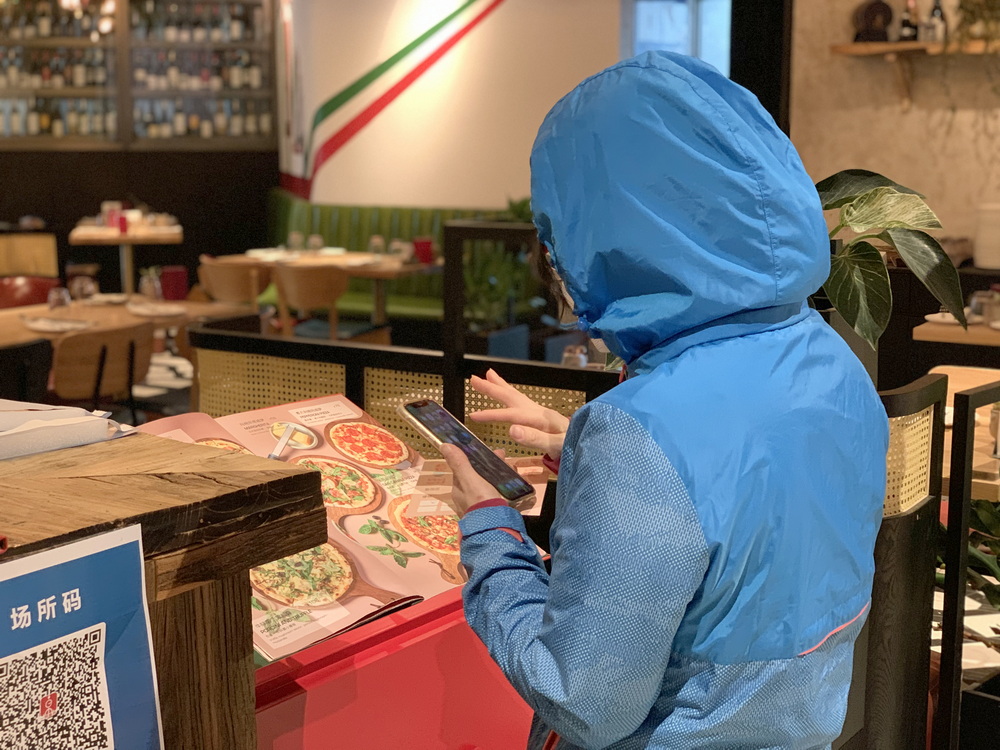5月26日上午，顾客在一家披萨店扫码购买。澎湃新闻记者 朱奕奕 图