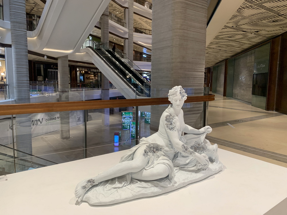 商场内的Daniel Arsham《当代复兴》艺术展也对市民开放。澎湃新闻记者 朱奕奕 图