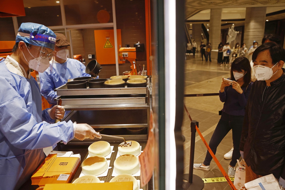 5月26日，市民在天安千树排队购买芝士蛋糕。澎湃影像 图