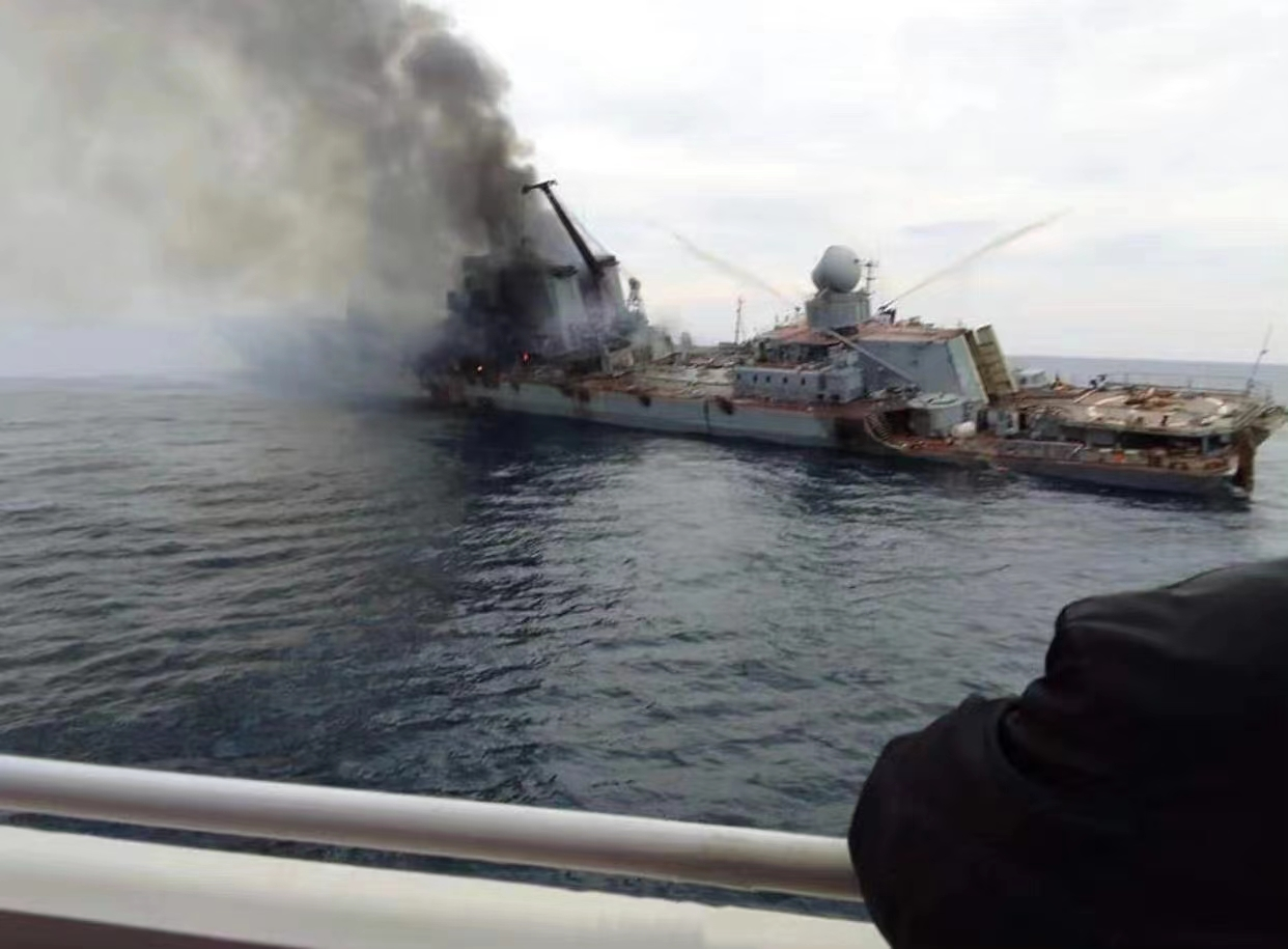 起火爆炸的“莫斯科”号巡洋舰。
