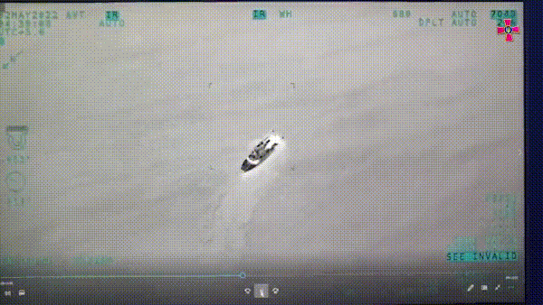 乌军使用TB-2“察打一体”无人机在蛇岛海域附近摧毁俄“猛禽”级快艇画面。