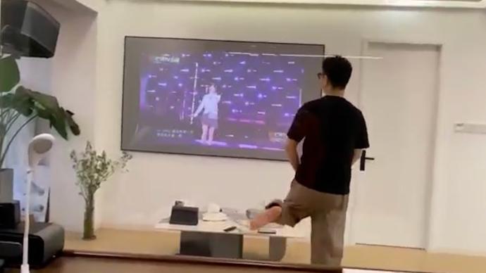 妻子拍下丈夫偷偷學王心凌跳舞:可能是他青春的記憶