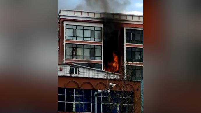消防队回应“母女火场逃生从5楼跳下”：送医治疗无生命危险