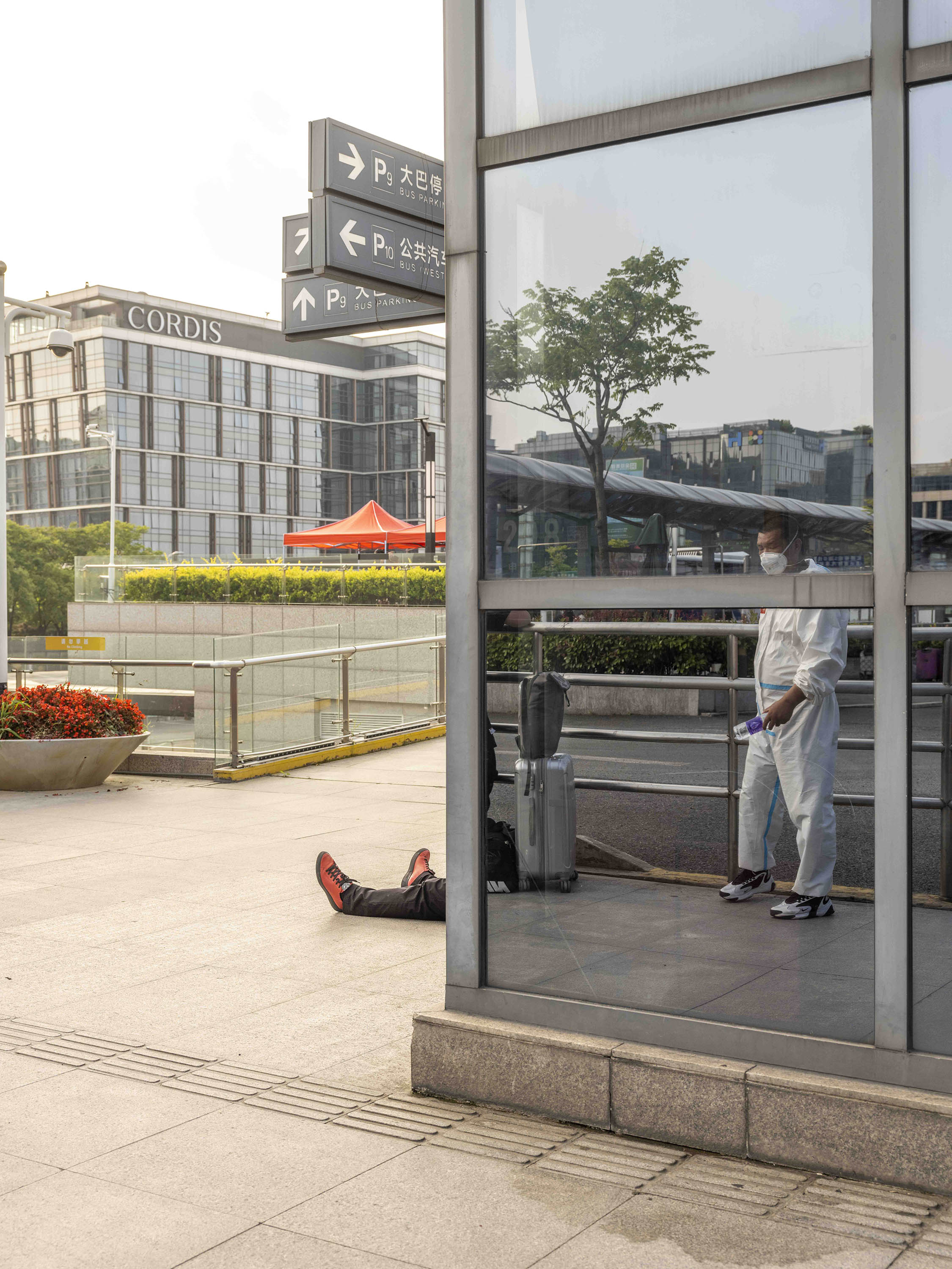 2022年5月26日，虹桥火车站前的“大白”与休息的人。