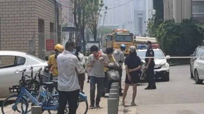 武汉一天然气罐车撞上地铁站出口，现场救援已结束