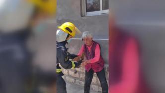 消防员火场救出被困狗狗，赶紧抱给老奶奶