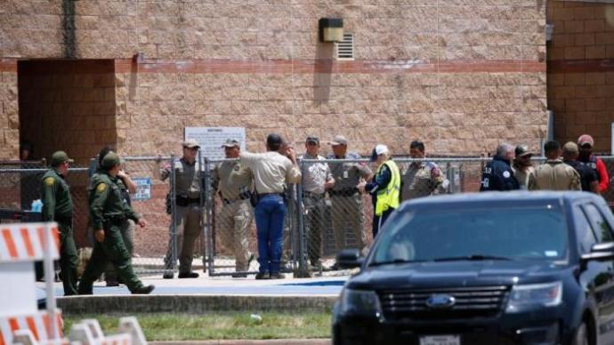 两名警员在美国得州小学枪击事件中受枪伤