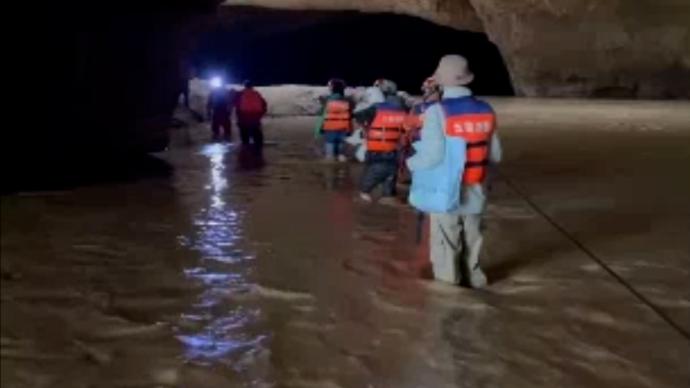 河水暴涨6人露营被困洞穴，消防紧急救援