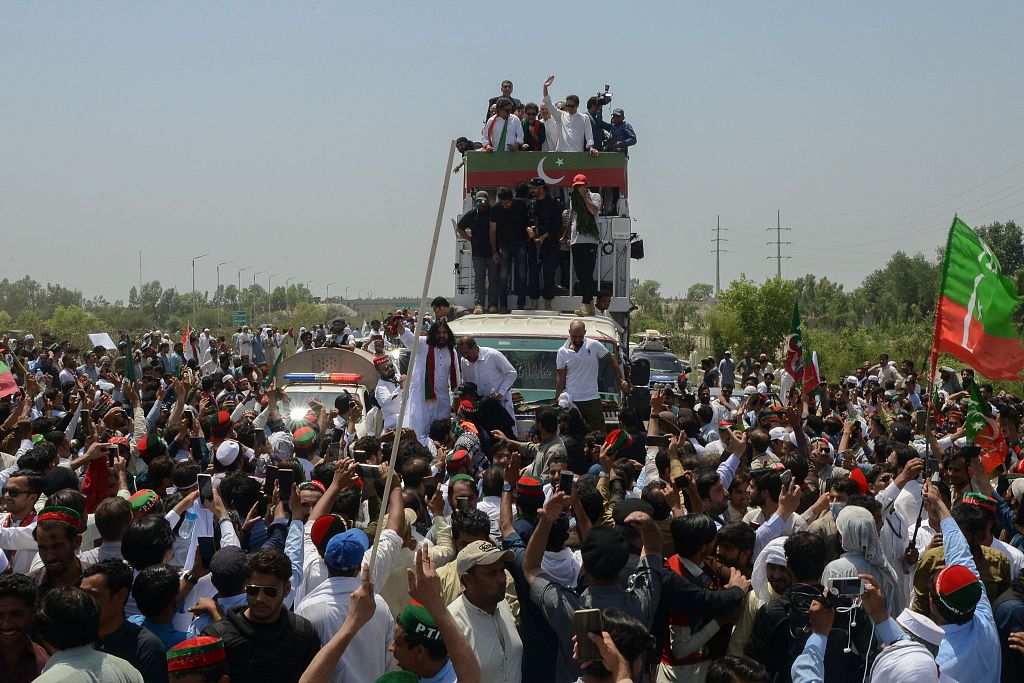 当地时间2022年5月25日，巴基斯坦斯瓦比，巴基斯坦前总理伊姆兰·汗参加抗议集会，率领一支由数千名支持者组成的车队前往首都伊斯兰堡，要求解散国民议会和举行新的选举，通往首都伊斯兰堡的道路被封锁，警察和抗议者之间爆发了冲突。