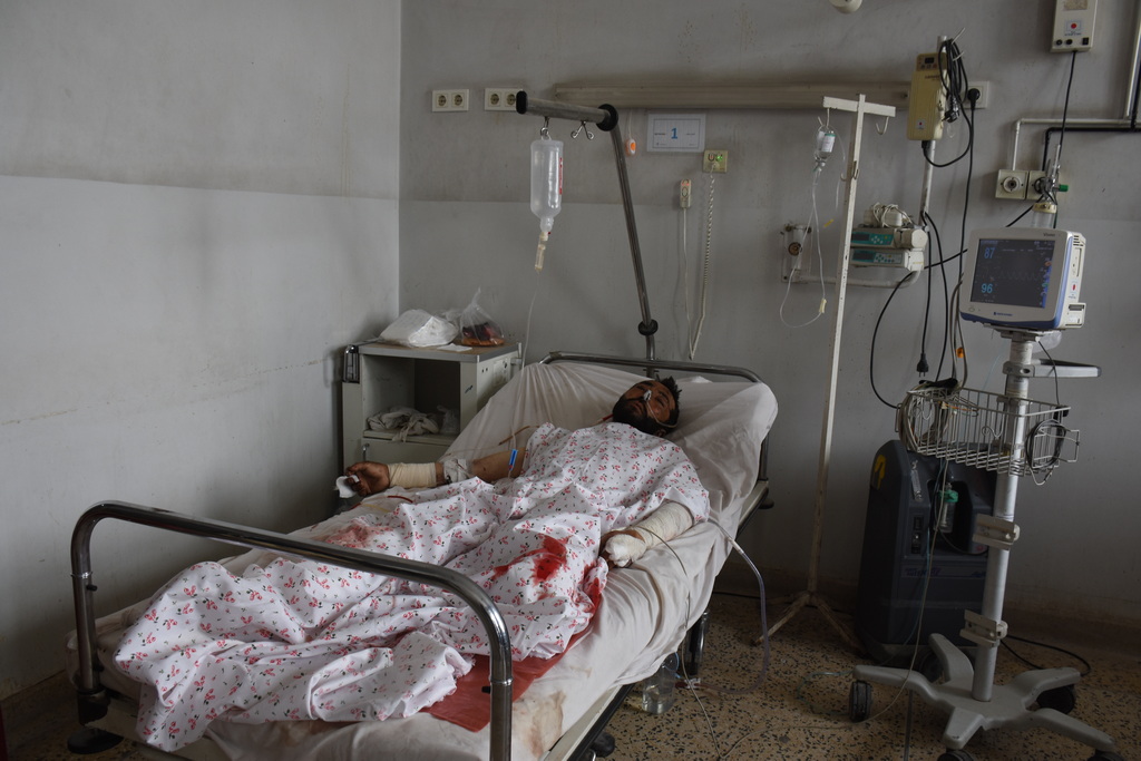 当地时间2022年5月26日，在阿富汗北部巴尔赫省首府马扎里沙里夫一所医院，爆炸事件中的伤者接受治疗。