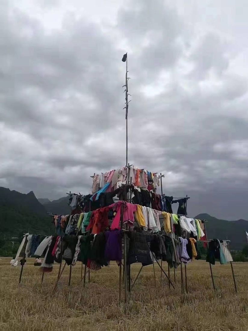 王名峰作品，《南山脚下那朵黑色连衣裙》公共装置，2018年，西安