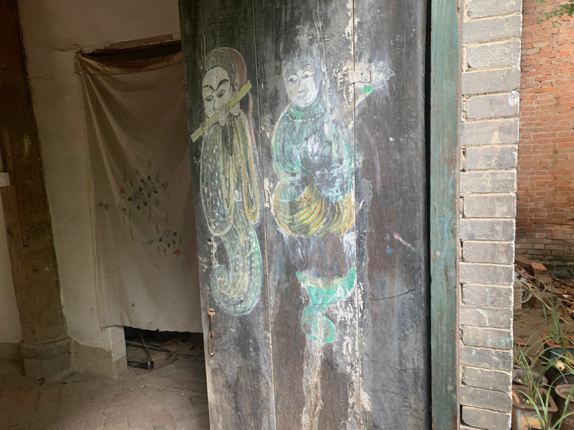 王景龙旧居及门板上的画作